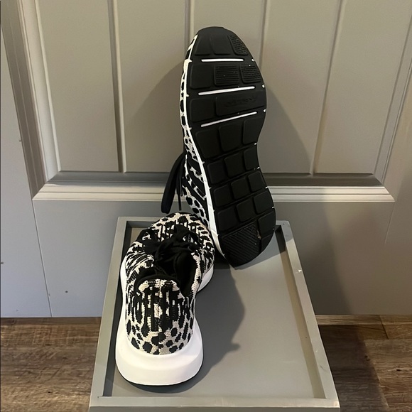 Women’s Adidas - Picture 5 of 5